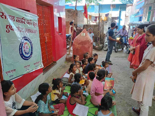 सोशल वर्कर फॉर वूमेन एंपावरमेंट संस्था द्वारा स्लम बस्ती के बच्चों के बीच राहत सामग्री वितरित